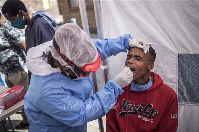 Nhân viên y tế lấy mẫu xét nghiệm COVID-19 cho người dân tại Johannesburg, Nam Phi. Ảnh: AFP/TTXVN