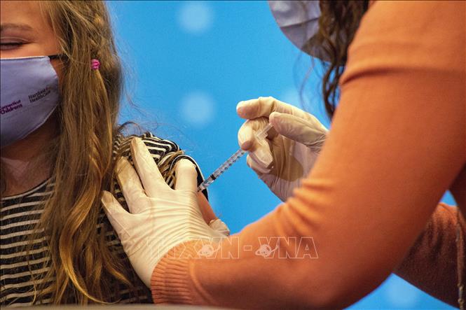 Nhân viên y tế tiêm vaccine COVID-19 cho trẻ em tại Hartford, bang Connecticut, Mỹ. Ảnh: AFP/TTXVN