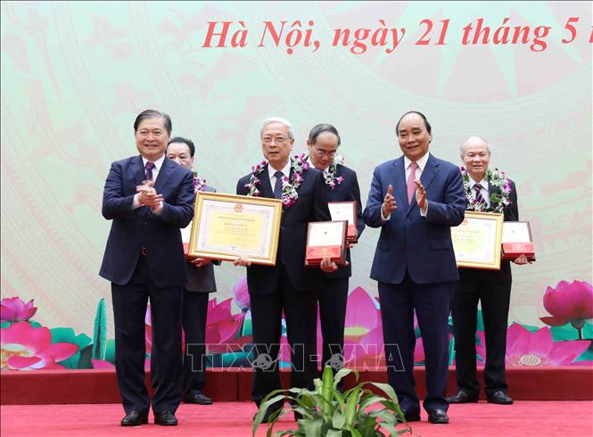 Chủ tịch nước Nguyễn Xuân Phúc và TS Khoa học Phan Xuân Dũng, Bí thư Đảng đoàn, Chủ tịch Liên hiệp các Hội Khoa học và Kỹ thuật Việt Nam trao Danh hiệu 
