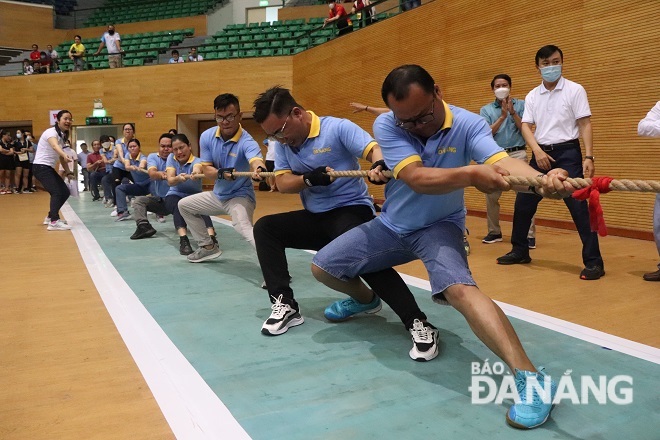 The Da Nang Newspaper's tug of war team competing in the tug of war competition with great efforts. Photo: X.S