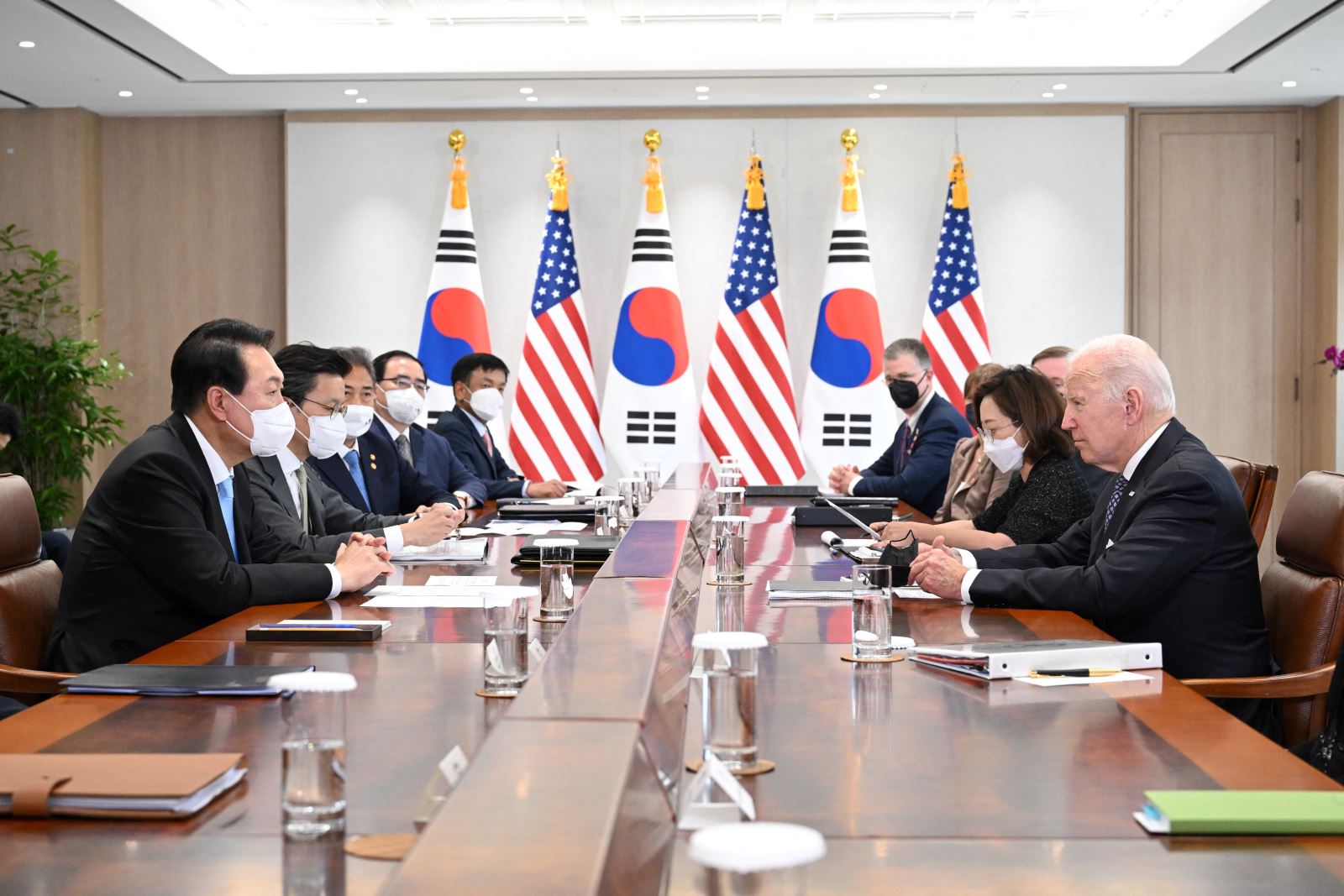 Tổng thống đắc cử Hàn Quốc Yoon Suk-yeol (trái) trong cuộc hội đàm với người đồng nhiệm Mỹ Joe Biden (phải) đang trong chuyến thăm Seoul, ngày 21/5/2022. Ảnh: AFP/TTXVN