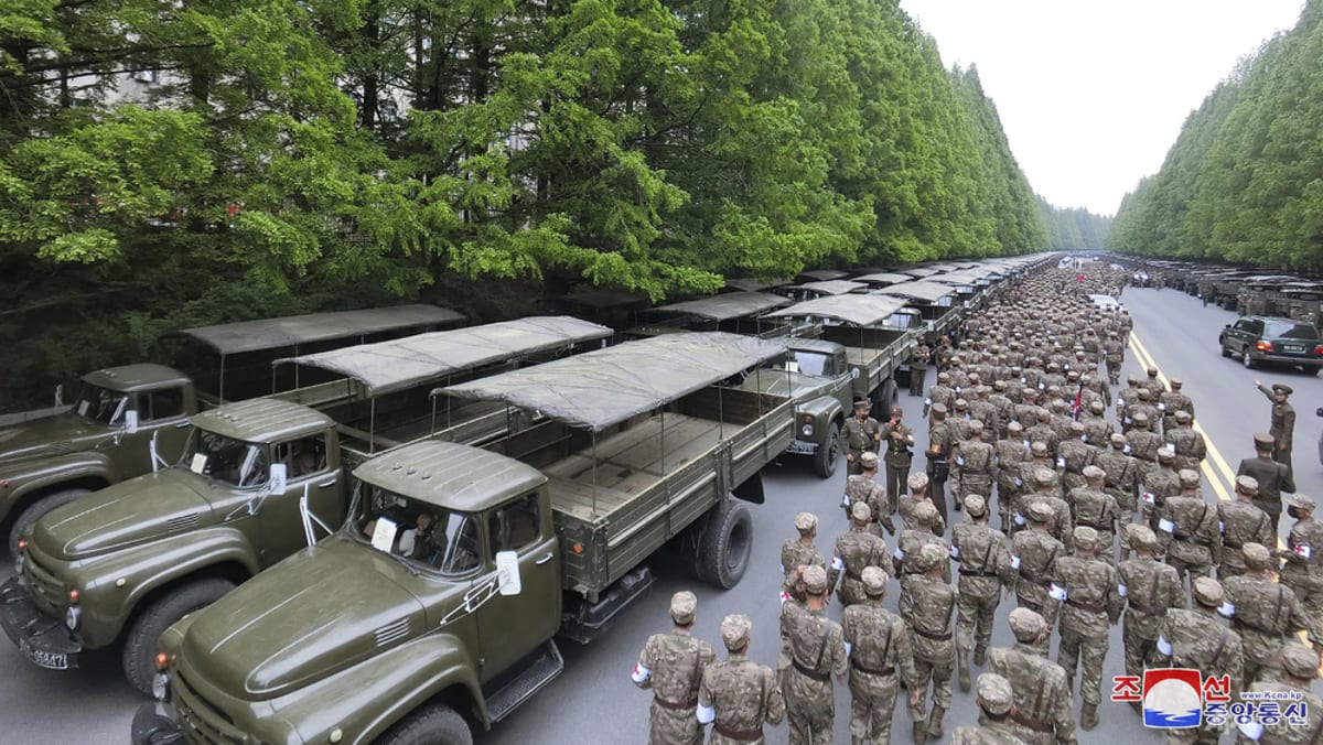 Triều Tiên huy động quân đội tham gia  vận chuyển thuốc men tại Bình Nhưỡng ngày 16/5/2022. Ảnh: KCNA/AP 