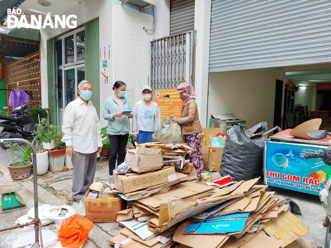 Residential areas in Hai Chau 2 Ward , Hai Chau District, Da Nang, have been recently getting involved in collecting resource waste to promote the movement of at-source waste classification. Photo: HOANG HIEP