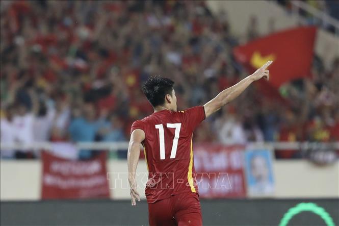 Phút 83, Nhâm Mạnh Dũng (17) đánh đầu hiểm hóc hạ gục thủ môn Kawin, mở tỷ số cho U23 Việt Nam. Ảnh: Minh Quyết/TTXVN