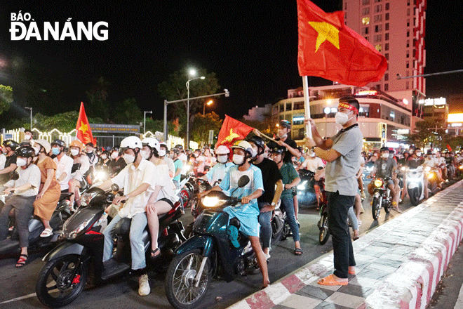 Người hâm mộ Đà Nẵng xuống đường mừng chiến thắng của đội tuyển U23 Việt Nam. Ảnh: XUÂN SƠN