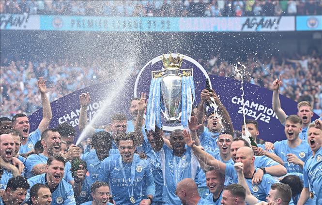 Niềm vui đăng quang vô địch giải Ngoại hạng Anh 2021 - 2022 của các cầu thủ Manchester City trên sân Etihad ở Manchester, miền Tây Bắc Anh ngày 22/5/2022. Ảnh: AFP/TTXVN