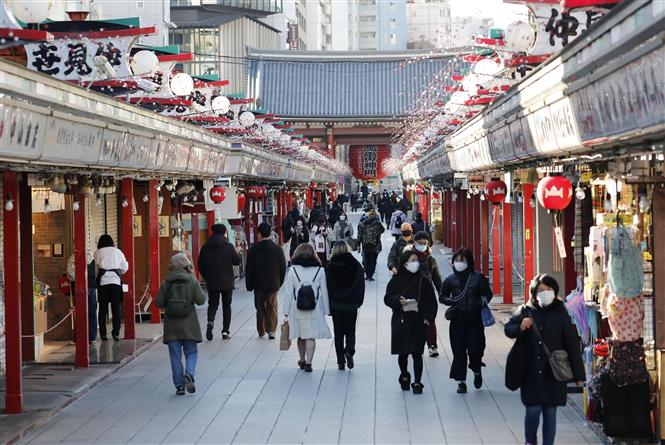 Người dân di chuyển tại khu phố mua sắm ở Asakusa, Tokyo, Nhật Bản, ngày 22/1/2022. Ảnh: Kyodo/ TTXVN