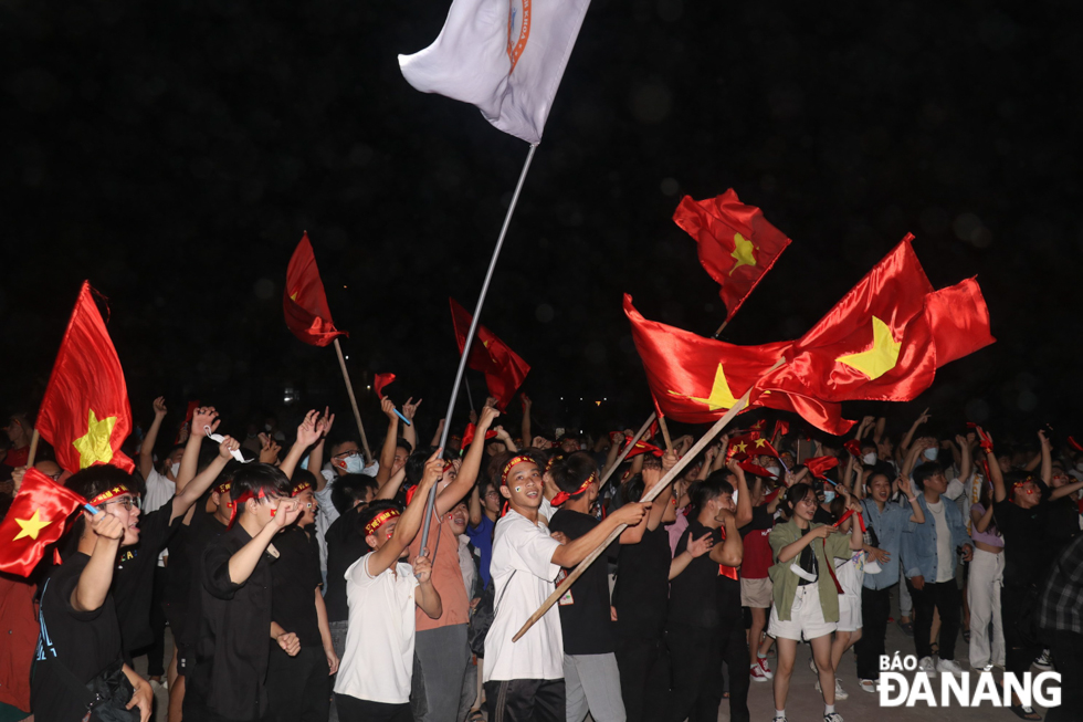  Football fans are seen gathering at the campus of the University of Science and Technology - the University of Da Nang to watch the match on a big screen. Photo: M. DUYEN