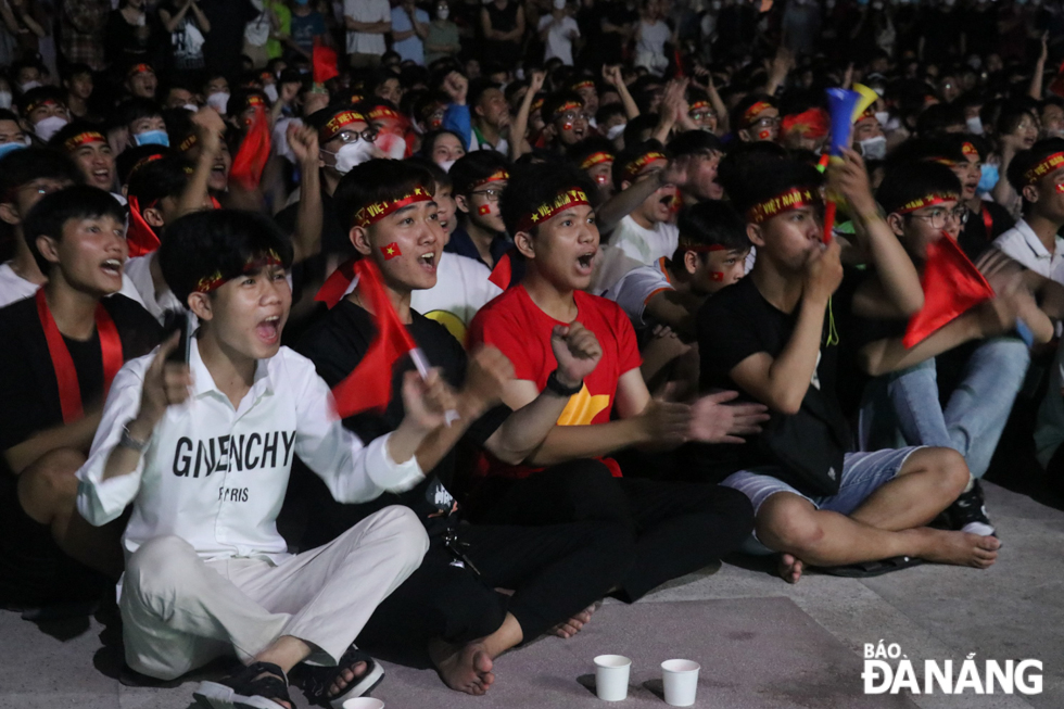 Football fans clapping and were excited at Viet Nam's scoring opportunities. Photo: M.DUYEN