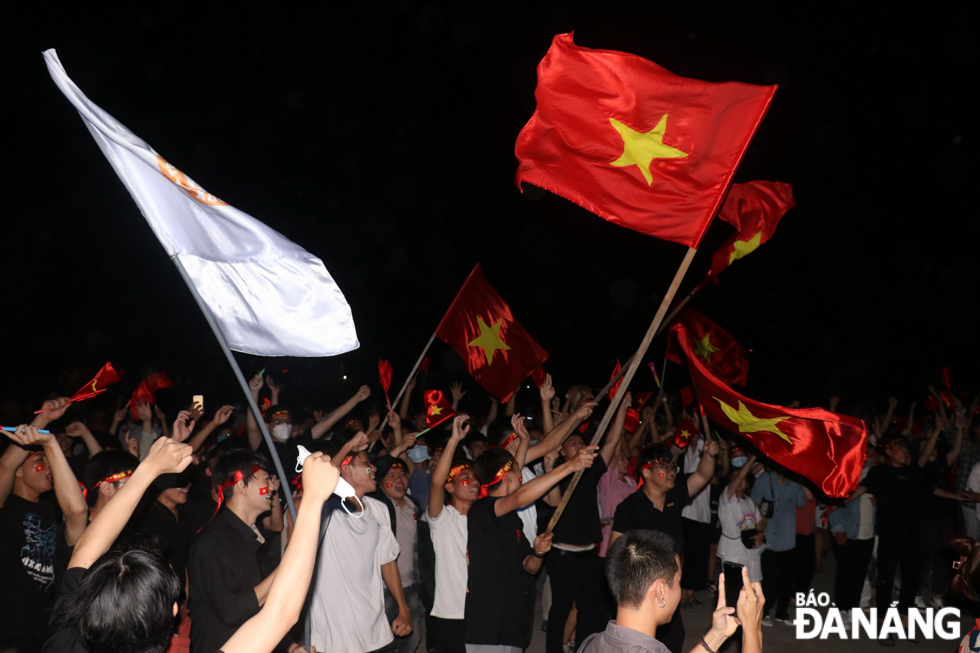 Supporters celebrate Nham Manh Dung’s goal in the Viet Nam - Thailand men’s football final match at the SEA Games 31. Photo: M.DUYEN