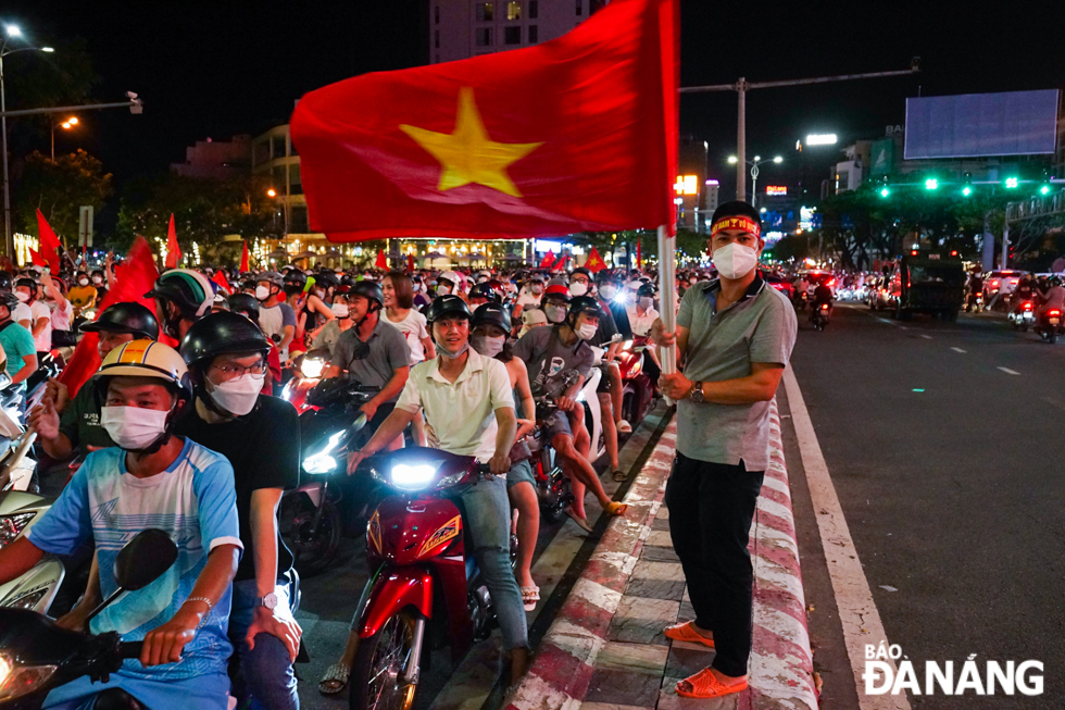 When the referee blew the whistle to end the final match between Viet Nam and Thailand, thousands of football fans flocked to major streets of the city to celebrate the Viet Nam’s historic victory.