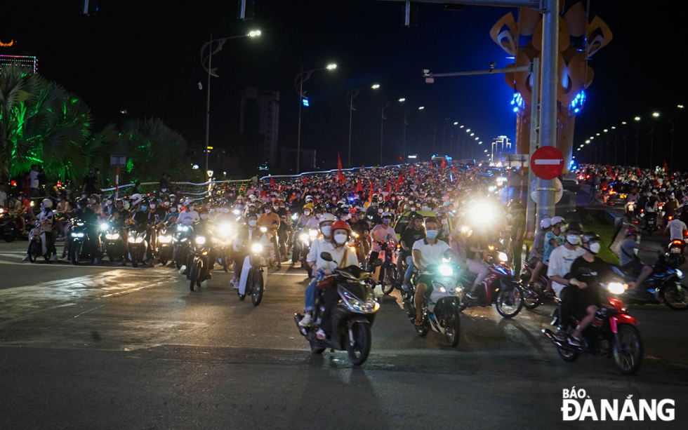 The Rong (Dragon) Bridge is packed with people and vehicles. Photo: T.K