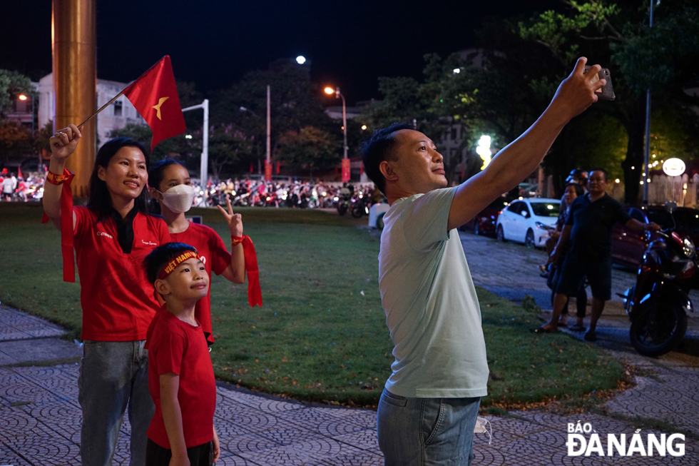 The whole family posed for a sovenir photo to save the memorable moments. Photo: T.K