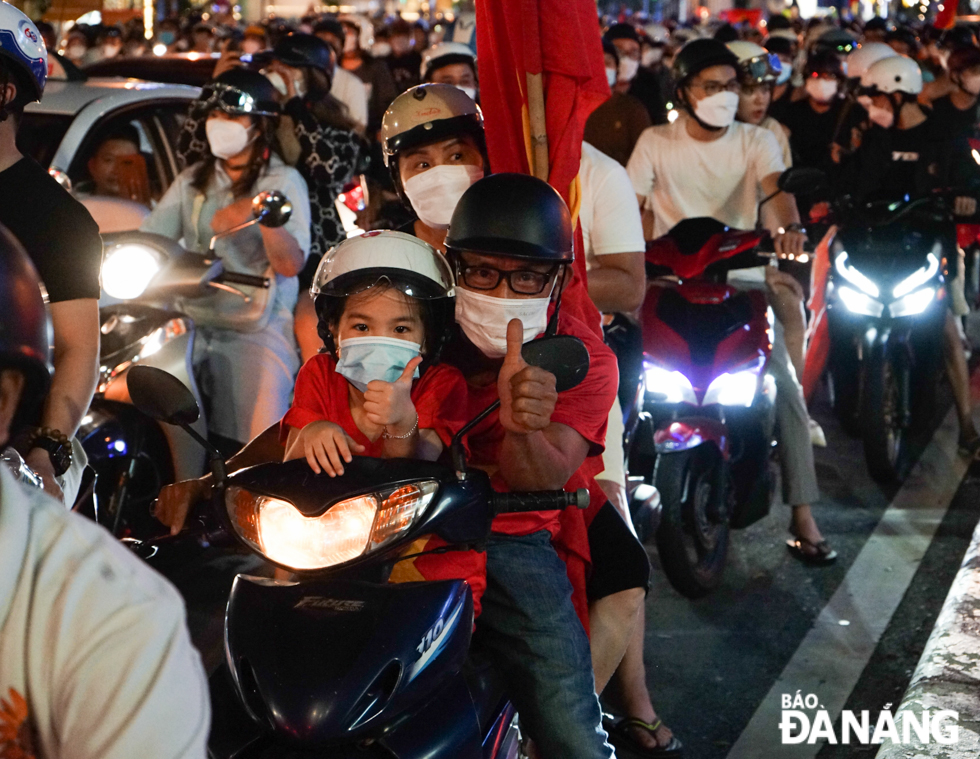 Many children are seen taking to streets with their parents to celebrate Viet Nam's win over Thailand. Photo: T.K