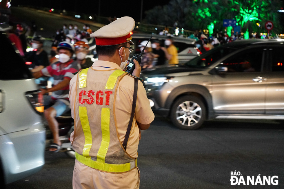 100% of traffic police in Hai Chau District were mobilised to be on duty at key traffic points to regulate traffic and limit congestion, thereby contributing to ensuring traffic safety and order, and resolutely handling violations if any. In the photo: Major Nguyen Van Phuoc, Deputy Head of the Traffic and Order Police Team under the Hai Chau District Department of Public Security was on duty at the intersection on the western end of the Rong (Dragon) Bridge. Photo: T.K