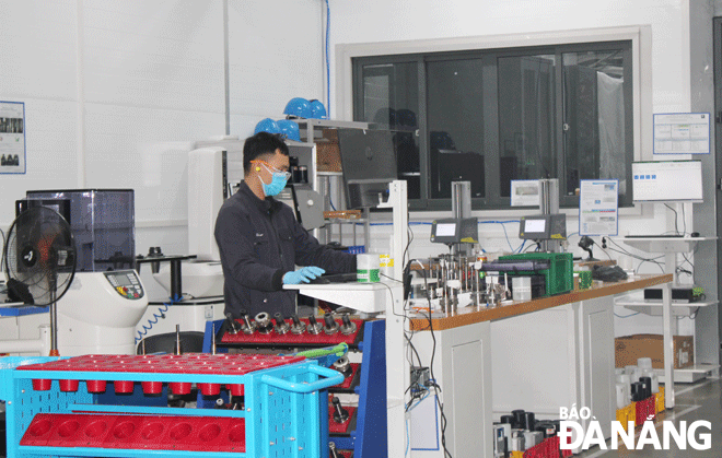 The Da Nang Investment Forum 2022, slated to be held at the end of June, will be an opportunity for the Da Nang leaders to receive advice, suggestions, recommendations and proposals to continuously improve the investment and business environment. Employees are pictured working at the Da Nang Hi-tech Park -based Universal Alloy Corporation Viet Nam Co., Ltd (UAC). Photo: P.LAN