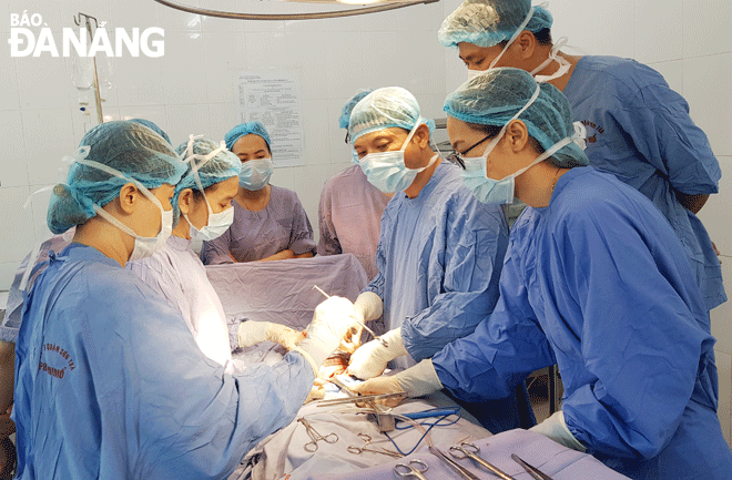 Technology transfer under the Satellite Hospital project helps to reduce the patient overload on upper-level hospitals. Staff of the Son Tra District Medical Centre, a “satellite unit”,  are seen receiving training on medical technologies from the Da Nang General Hospital, a ‘nuclear unit’ Photo: PHAN CHUNG