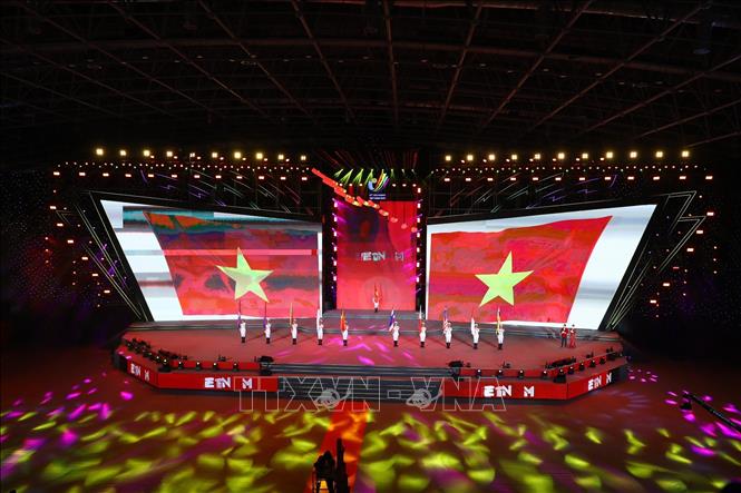 Đội danh dự Quân đội nhân dân Việt Nam với cờ các nước tham dự SEA Games 31. Ảnh: TTXVN