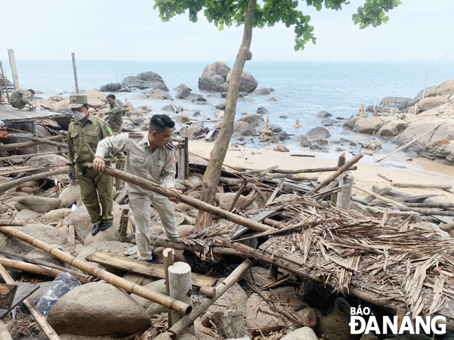 Các lực lượng chức năng của quận Sơn Trà phối hợp ra quân tháo dỡ các công trình vi phạm trên bán đảo Sơn Trà. Ảnh: VĂN HOÀNG