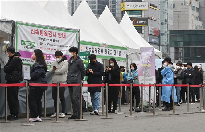 Một điểm xét nghiệm COVID-19 tại Seoul, Hàn Quốc ngày 17/3/2022. Ảnh: AFP/TTXVN