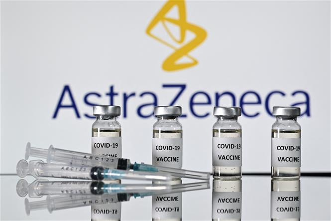 Hình ảnh mô phỏng vaccine phòng COVID-19 và logo của Hãng dược phẩm AstraZeneca của Anh. Ảnh: AFP/TTXVN