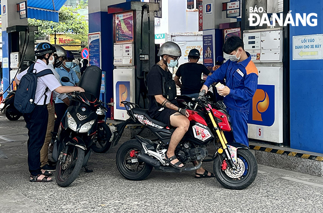 Da Nang people filling up petrol at the Gas Station No.8 on Quang Trung Street, Thach Thang Ward, Hai Chau District, on Monday afternoon. Photo: VAN HOANG
