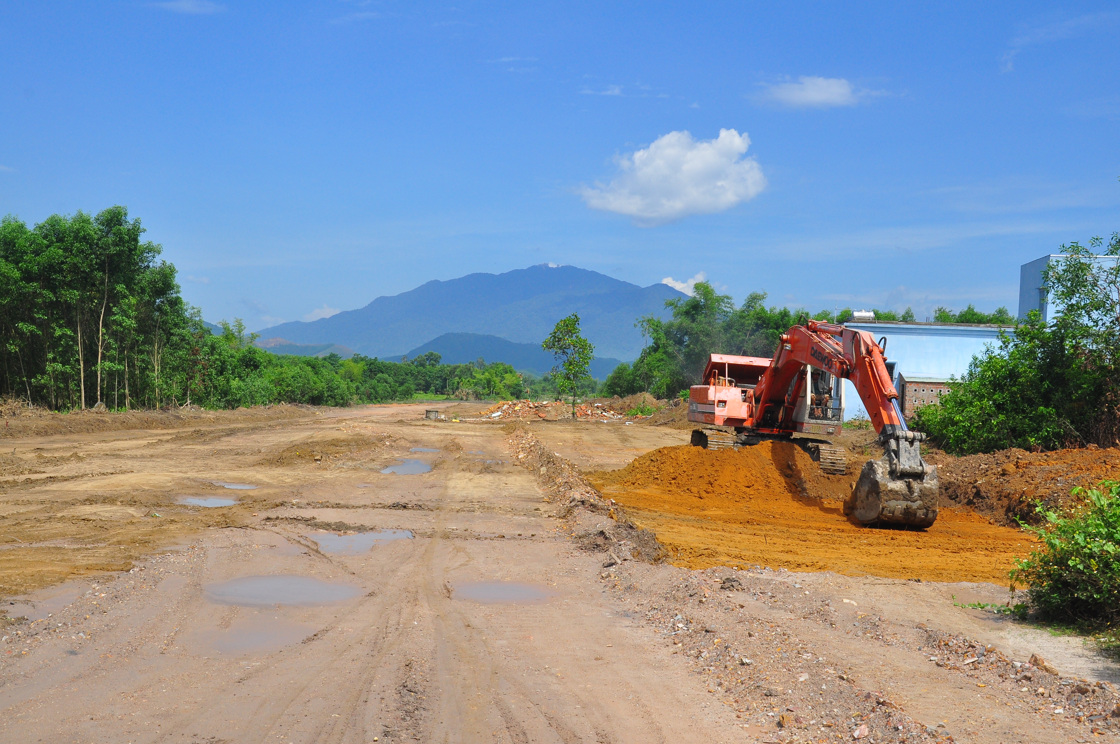 There was only one bulldozer operating on the west ring road from National Highway 14B to Ho Chi Minh Road. Photo taken in May, 2022.