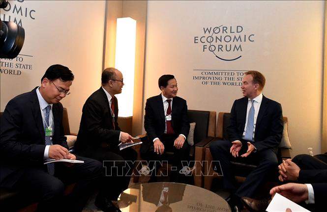 Đoàn cấp cao Việt Nam gặp và làm việc với Chủ tịch WEF Borge Brende. Ảnh: TTXVN phát