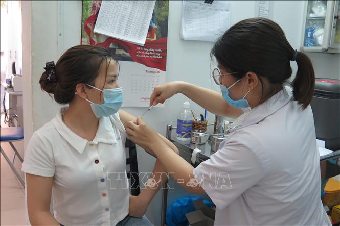 Tiêm vaccine phòng COVID-19 cho lực lượng tuyến đầu của tỉnh Khánh Hòa tại điểm tiêm số 4 Quang Trung, TP Nha Trang. Ảnh tư liệu: Phan Sáu/TTXVN