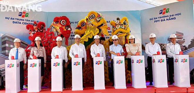 Standing Deputy Secretary of the Da Nang Party Committee cum Chairman of the municipal People's Council Luong Nguyen Minh Triet (fifth, right) and Standing Vice Chairman of the local People's Committee Ho Ky Minh (fourth, left) attending the groundbreaking ceremony for FPT Da Nang Urban JSC-invested projects. Photo: TRIEU TUNG