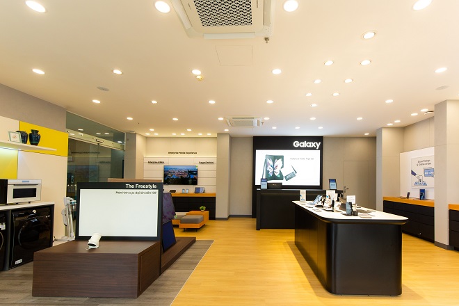 Không gian trưng bày hợp lý tạo cảm giác thân thiện và thoải mái cho khách hàng khi đến với Samsung Premium Store Quốc Hùng.