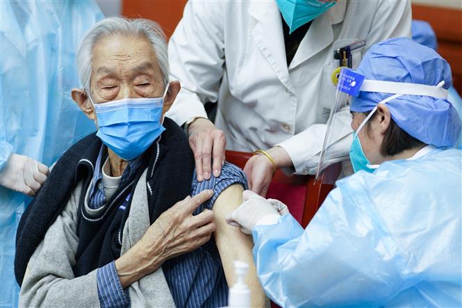 Nhân viên y tế tiêm vaccine phòng Covid-19 cho người dân tại Bắc Kinh, Trung Quốc, ngày 18-4-2022. Ảnh: THX/ TTXVN
