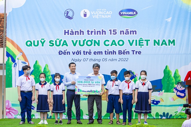 Đại diện Vinamilk và Quỹ sữa trao tặng 106.000 ly sữa cho các em nhỏ có hoàn cảnh khó khăn tại tỉnh Bến Tre. Ảnh: Công ty VNM cung cấp