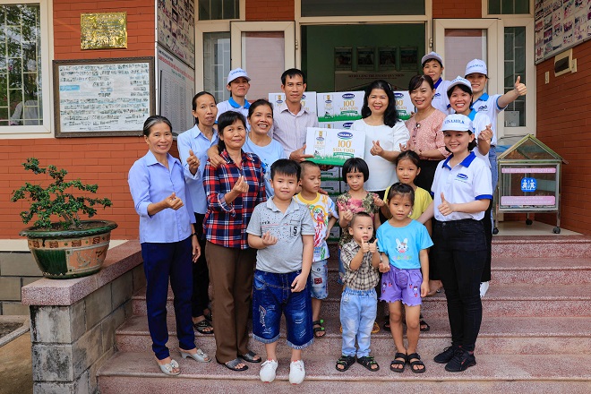 Chương trình Quỹ sữa Vươn cao Việt Nam trao tặng sữa cho trẻ em tỉnh Quảng Ngãi và Bình Định. Ảnh: Công ty VNM cung cấp