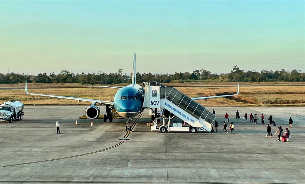 An aircraft of Vietnam Airlines at Buôn Ma Thuột Airport in Đắk Lắk Province.— VNS Photo Thanh Hải