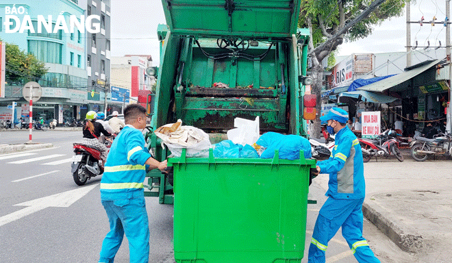 Urenco miền Trung huy động nhiều phương tiện, bố trí công nhân thu gom rác bảo đảm môi trường xanh - sạch - đẹp trên địa bàn quận Liên Chiểu. Ảnh: ANH NHƯ