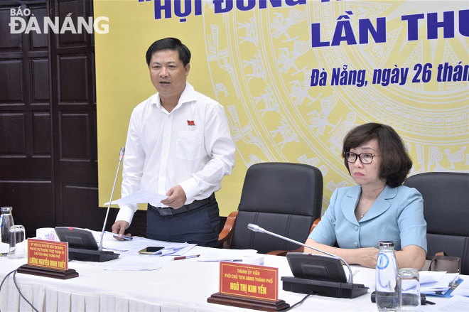 Chủ tịch HĐND thành phố Lương Nguyễn Minh Triết (bìa trái) phát biểu kết luận chương trình. Ảnh: L.P