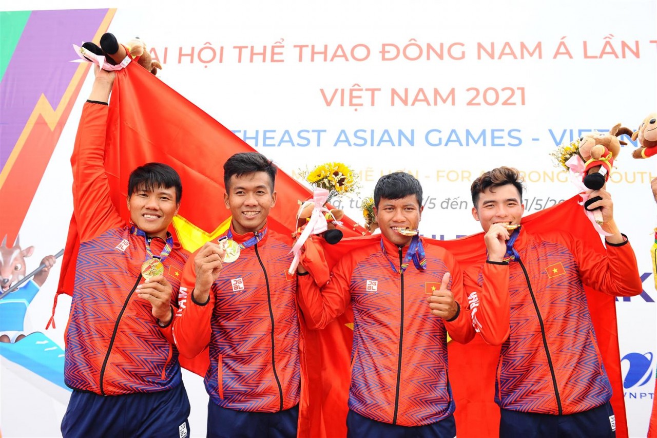 Athlete Hien Nam (third, left) and his teammates finished first in the mens C4 1,000m event.