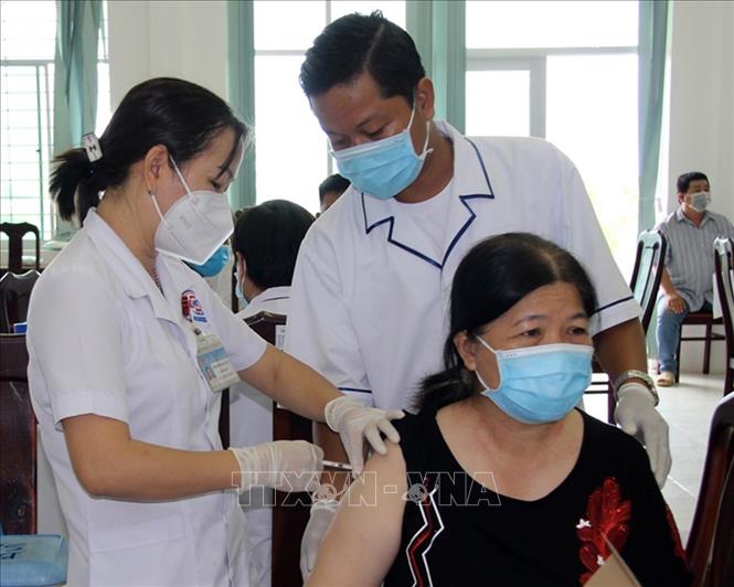 Tiêm vaccine phòng Covid-19 cho người dân. Ảnh: TTXVN