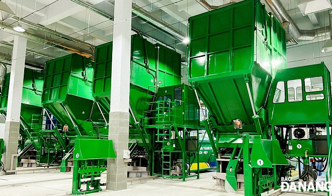  Currently, the garbage transfer station at 370 Le Thanh Nghi has 4 garbage compactors with a total capacity of about 500 tonnes/day. In the photo: Collected garbage is pressed into closed 