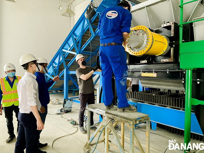 A team of domestic and foreign technical experts assembling the equipment at the station.