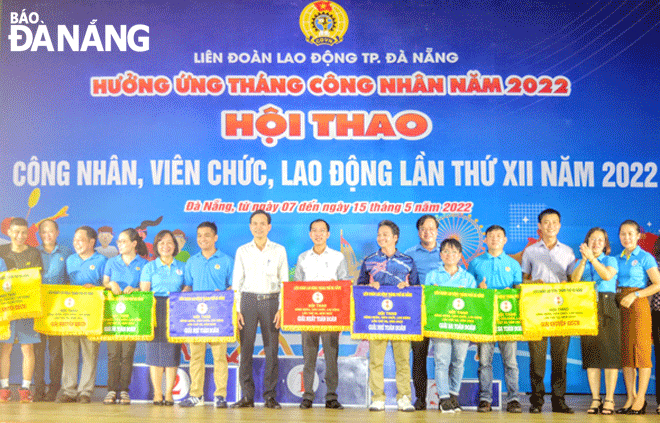 Chủ tịch Liên đoàn Lao động thành phố Nguyễn Duy Minh (thứ 7, bên trái sang) trao giải thưởng cho các tập thể đạt thành tích tại Hội thao công nhân, viên chức, lao động lần thứ XII năm 2022. Ảnh: PHƯƠNG TRÀ