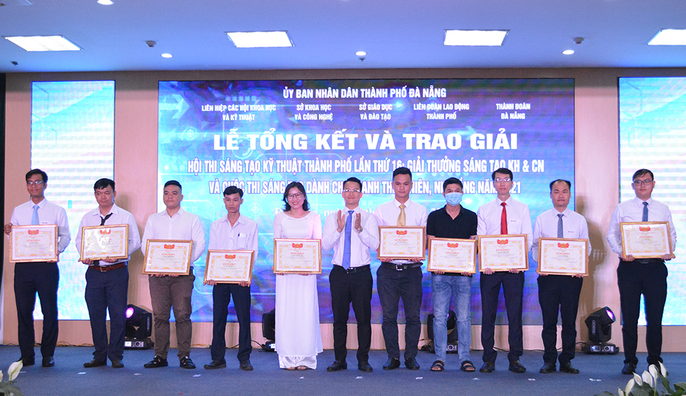 A scene of the honouring ceremony (Photo: https://danang.gov.vn)