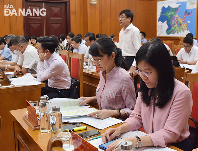 Thành ủy viên, Bí thư Quận ủy Sơn Trà Trần Thắng Lợi phát biểu góp ý dự thảo quy hoạch  tại hội