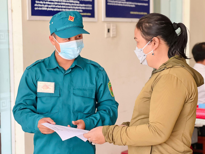 Chiến sĩ Ngô Linh Em tiếp xúc với bà con phường Nại Hiên Đông, quận Sơn Trà. (Ảnh do nhân vật cung cấp)