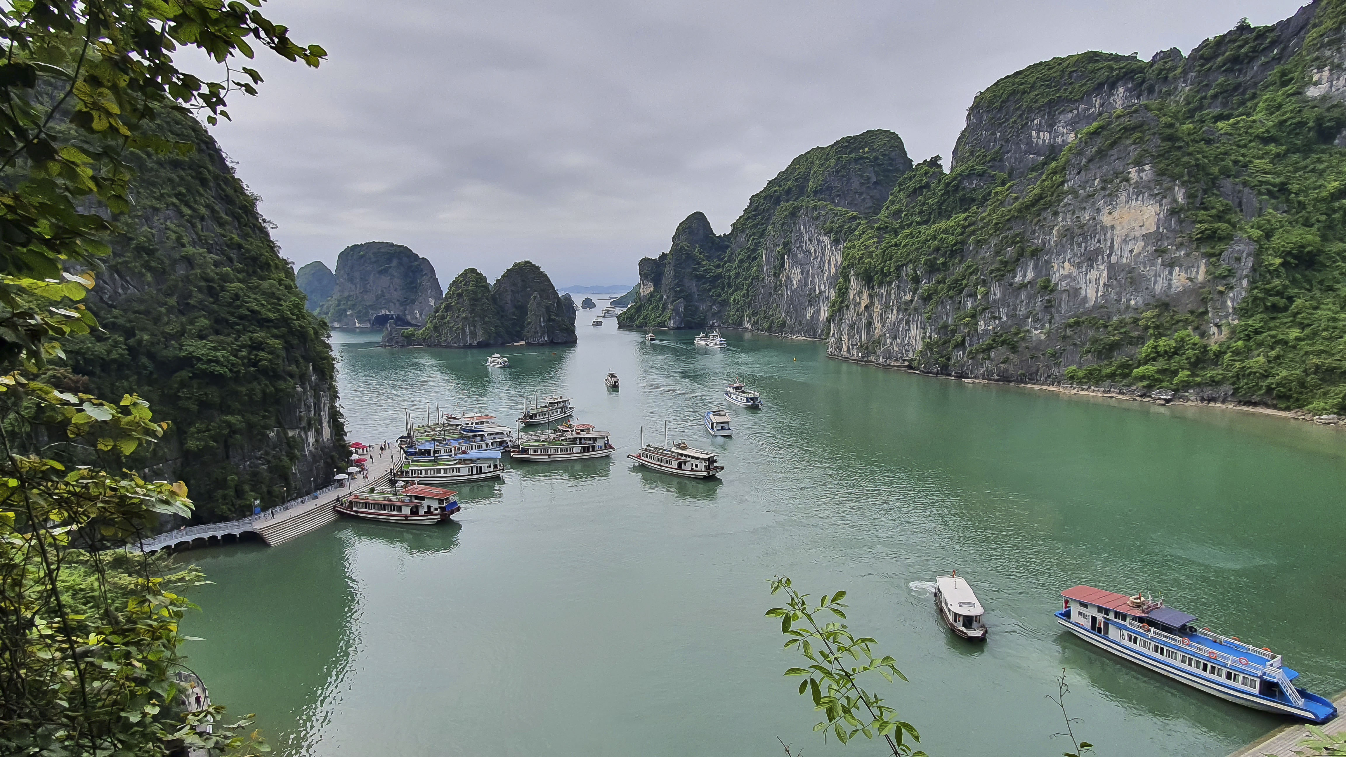 The Ha Long Bay has about 3,000 large and small limestone islands of various shapes and sizes, creating a magnificent scene.