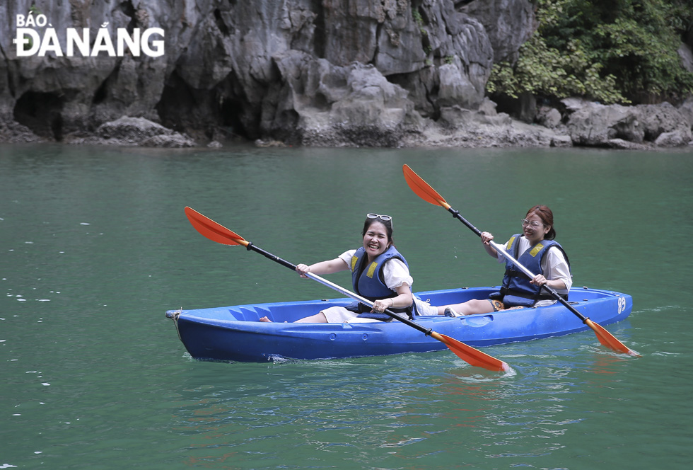 Du khách chèo kayak khám phá Hang Luồn.	