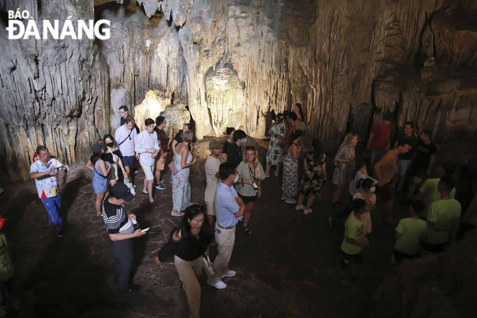Khách tham quan Hang Sửng Sốt nằm trên đảo Bồ Hòn. Đây là một trong những hang động đẹp bậc nhất trong Vịnh Hạ Long.	