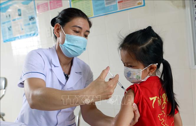 Tiêm vaccine phòng COVID-19 cho người dân. Ảnh: TTXVN