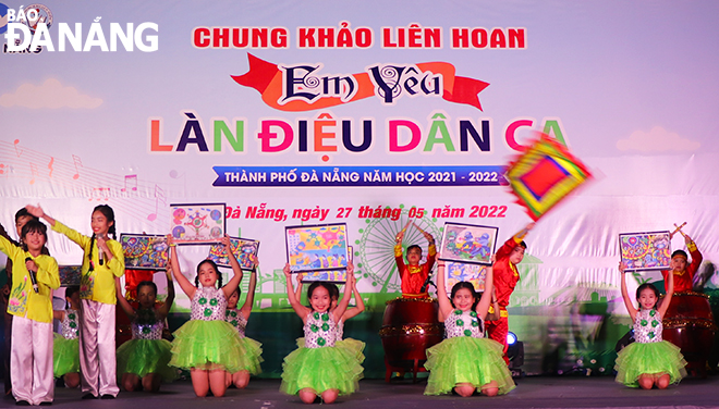 Các em học sinh Trường tiểu học Lê Văn Tám (quận Thanh Khê) biểu diễn tại liên hoan 